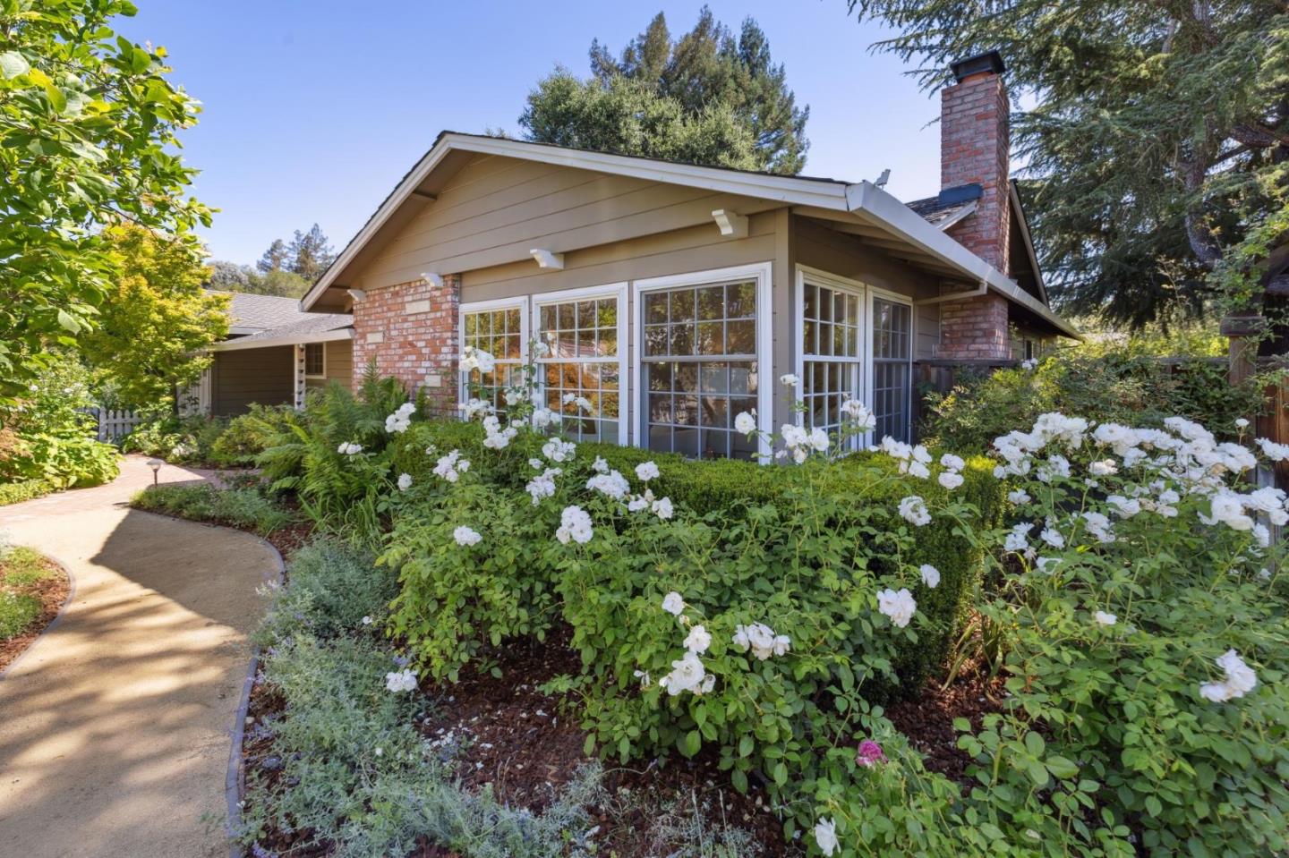 Detail Gallery Image 5 of 42 For 1 Hampton Ct, Los Altos,  CA 94022 - 4 Beds | 2/1 Baths