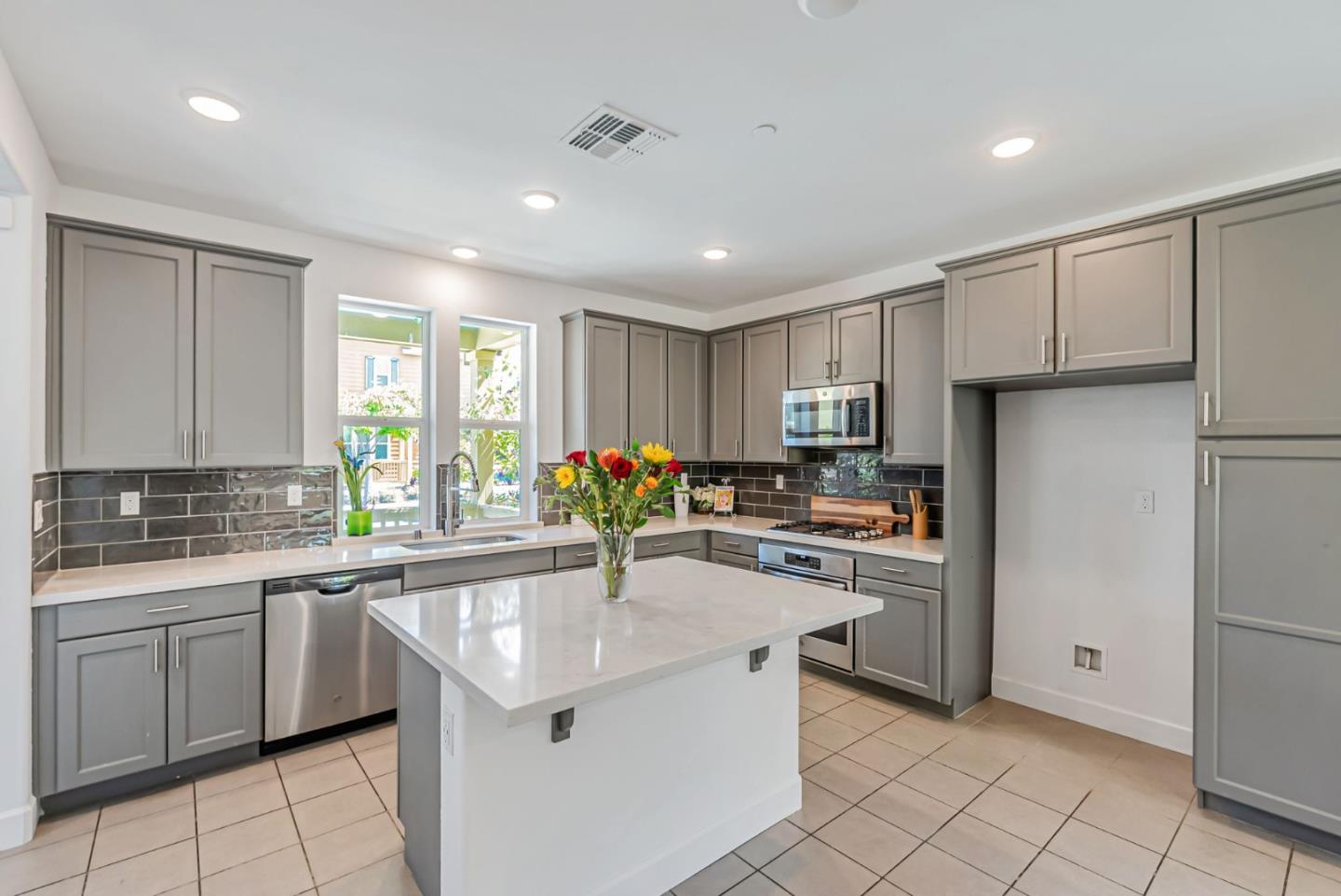 Detail Gallery Image 14 of 51 For 1861 Shasta Ln, Hercules,  CA 94547 - 4 Beds | 2/1 Baths