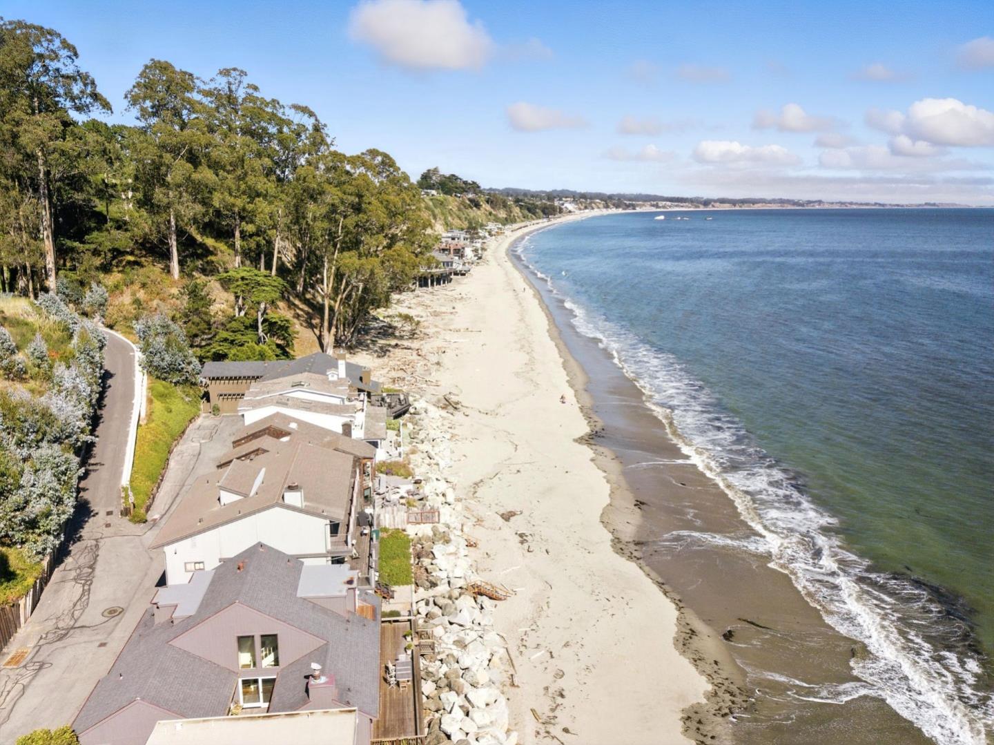 Detail Gallery Image 3 of 27 For 890 Pinetree Ln, Aptos,  CA 95003 - 3 Beds | 2/1 Baths