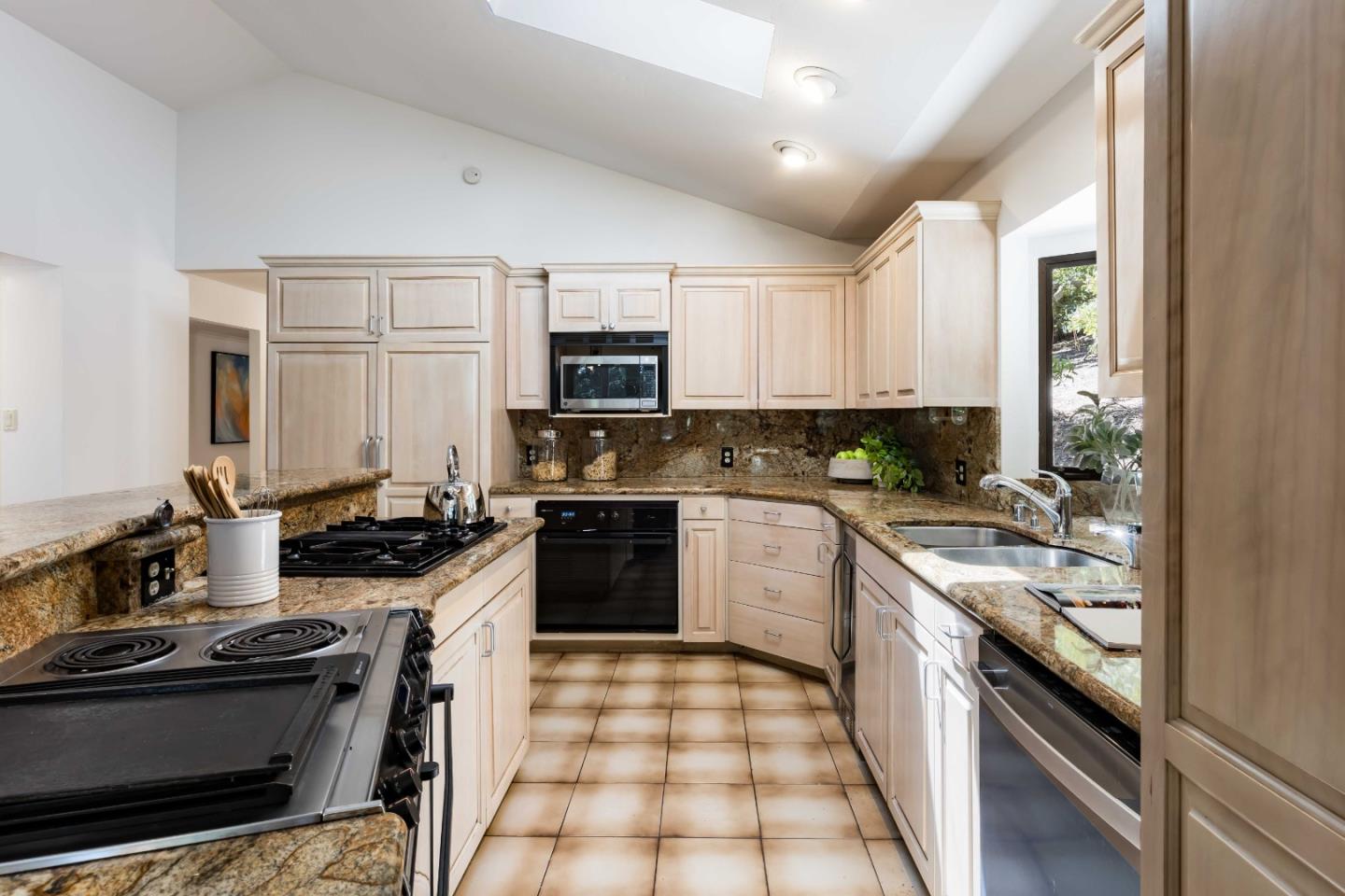 Detail Gallery Image 5 of 37 For 927 Continental Dr, Menlo Park,  CA 94025 - 4 Beds | 4/1 Baths