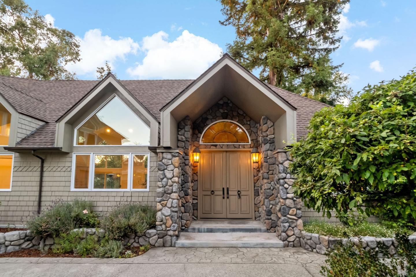 Detail Gallery Image 3 of 92 For 136 Finger Ave, Redwood City,  CA 94062 - 4 Beds | 3/1 Baths