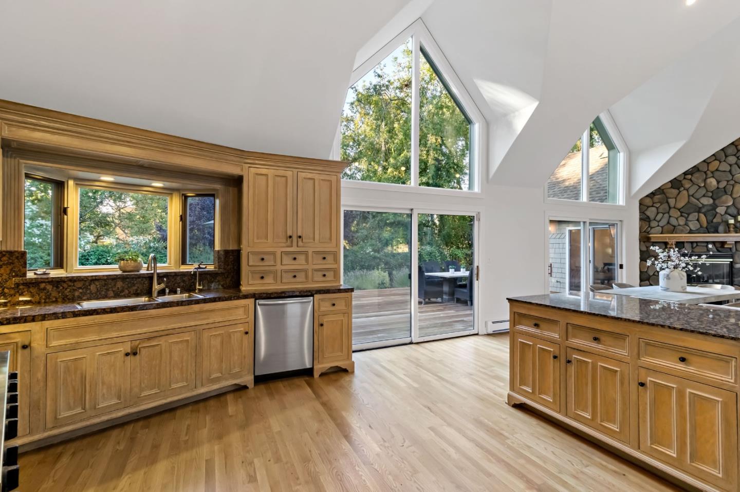 Detail Gallery Image 31 of 92 For 136 Finger Ave, Redwood City,  CA 94062 - 4 Beds | 3/1 Baths