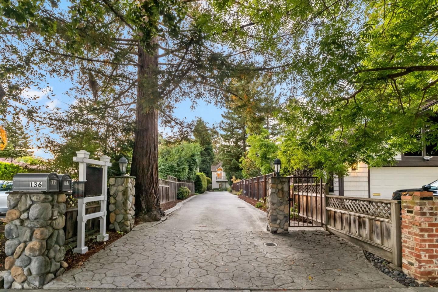 Detail Gallery Image 6 of 92 For 136 Finger Ave, Redwood City,  CA 94062 - 4 Beds | 3/1 Baths