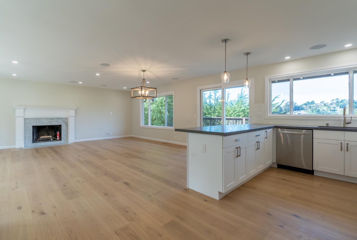 Detail Gallery Image 12 of 33 For 29 Barton Pl, Pacifica,  CA 94044 - 5 Beds | 3 Baths