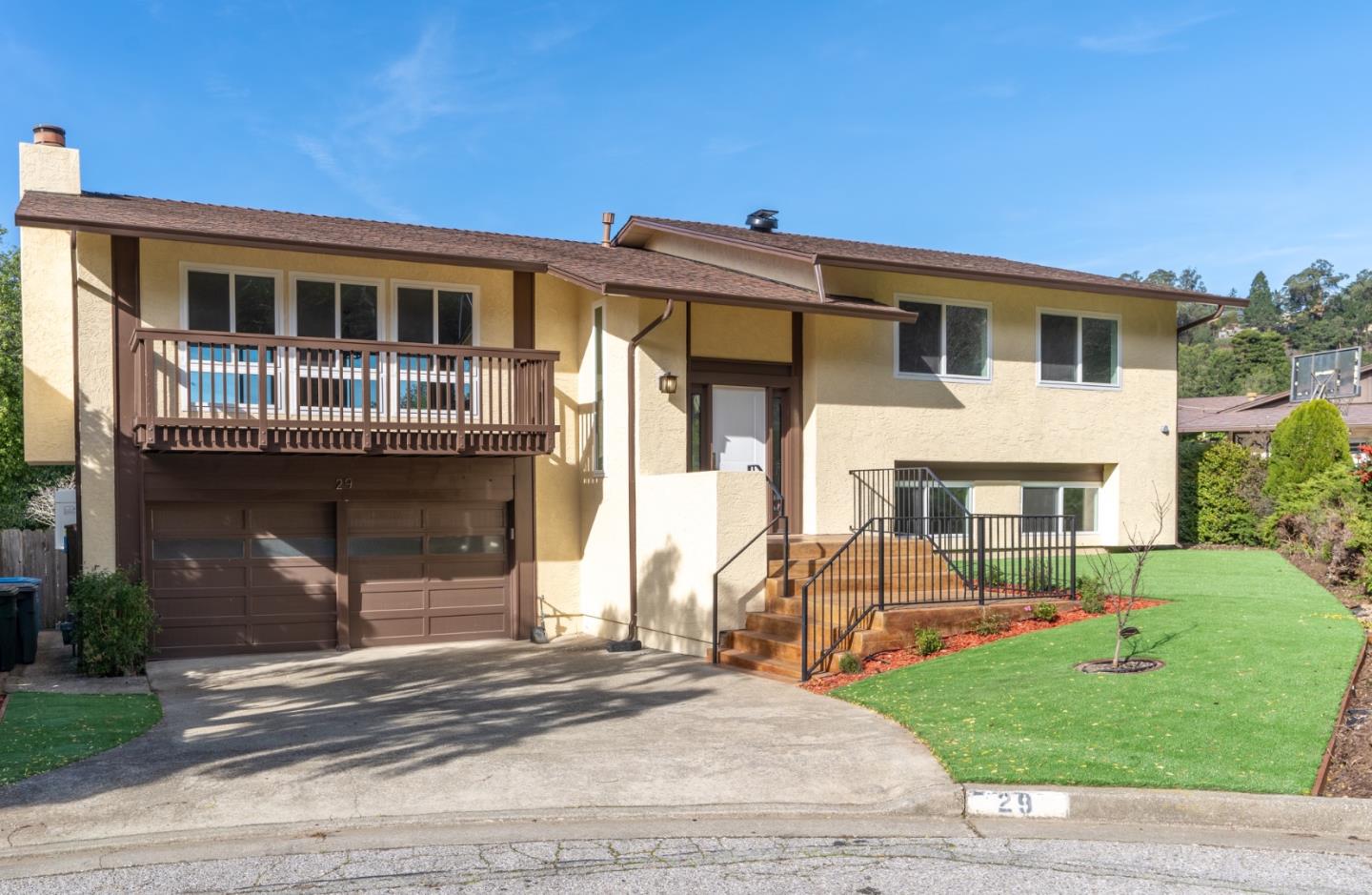 Detail Gallery Image 2 of 33 For 29 Barton Pl, Pacifica,  CA 94044 - 5 Beds | 3 Baths