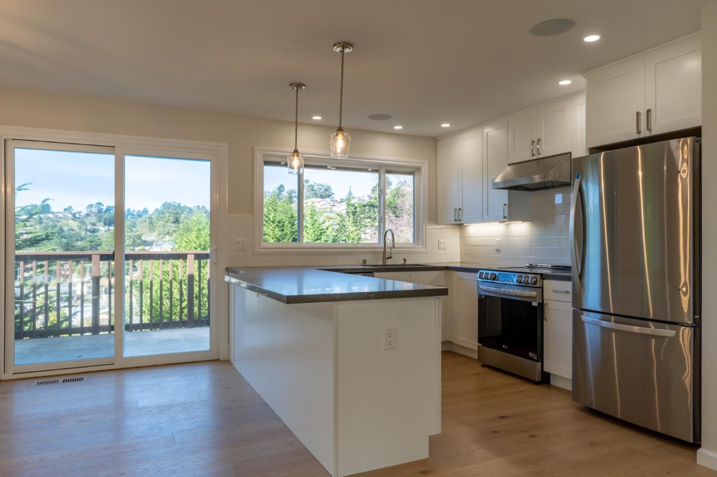 Detail Gallery Image 8 of 33 For 29 Barton Pl, Pacifica,  CA 94044 - 5 Beds | 3 Baths