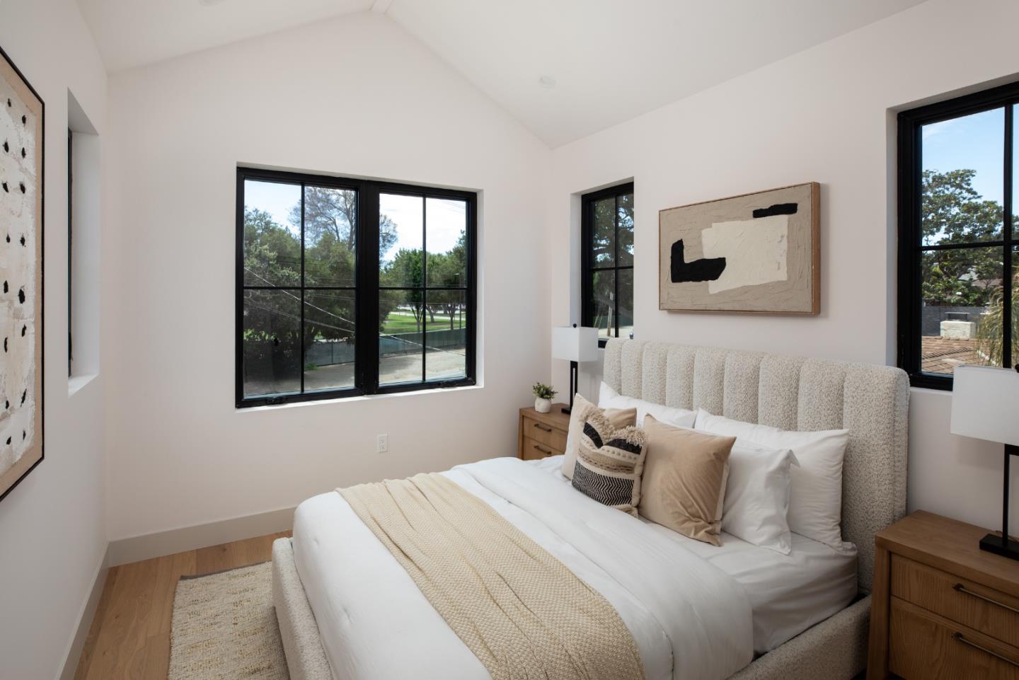 Detail Gallery Image 12 of 27 For 811 Bay Rd, Menlo Park,  CA 94025 - 4 Beds | 3 Baths