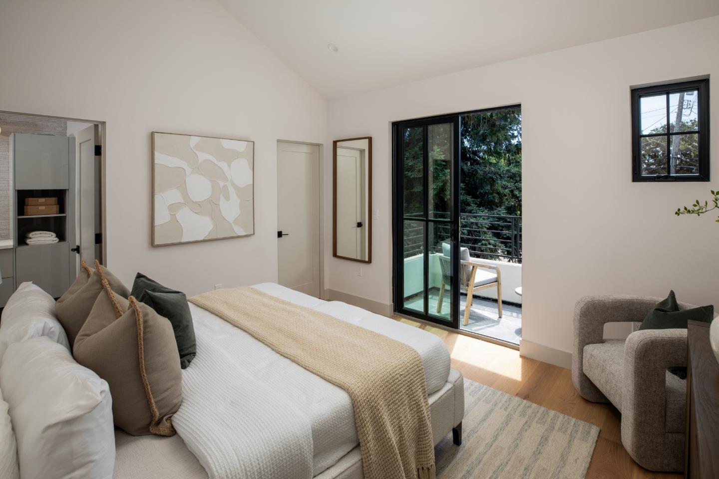 Detail Gallery Image 17 of 27 For 811 Bay Rd, Menlo Park,  CA 94025 - 4 Beds | 3 Baths