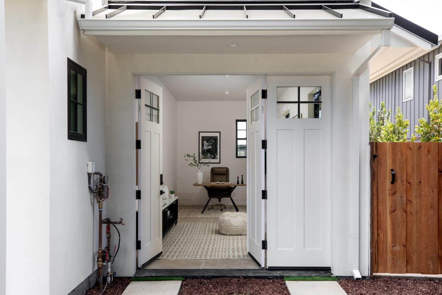 Detail Gallery Image 23 of 27 For 811 Bay Rd, Menlo Park,  CA 94025 - 4 Beds | 3 Baths