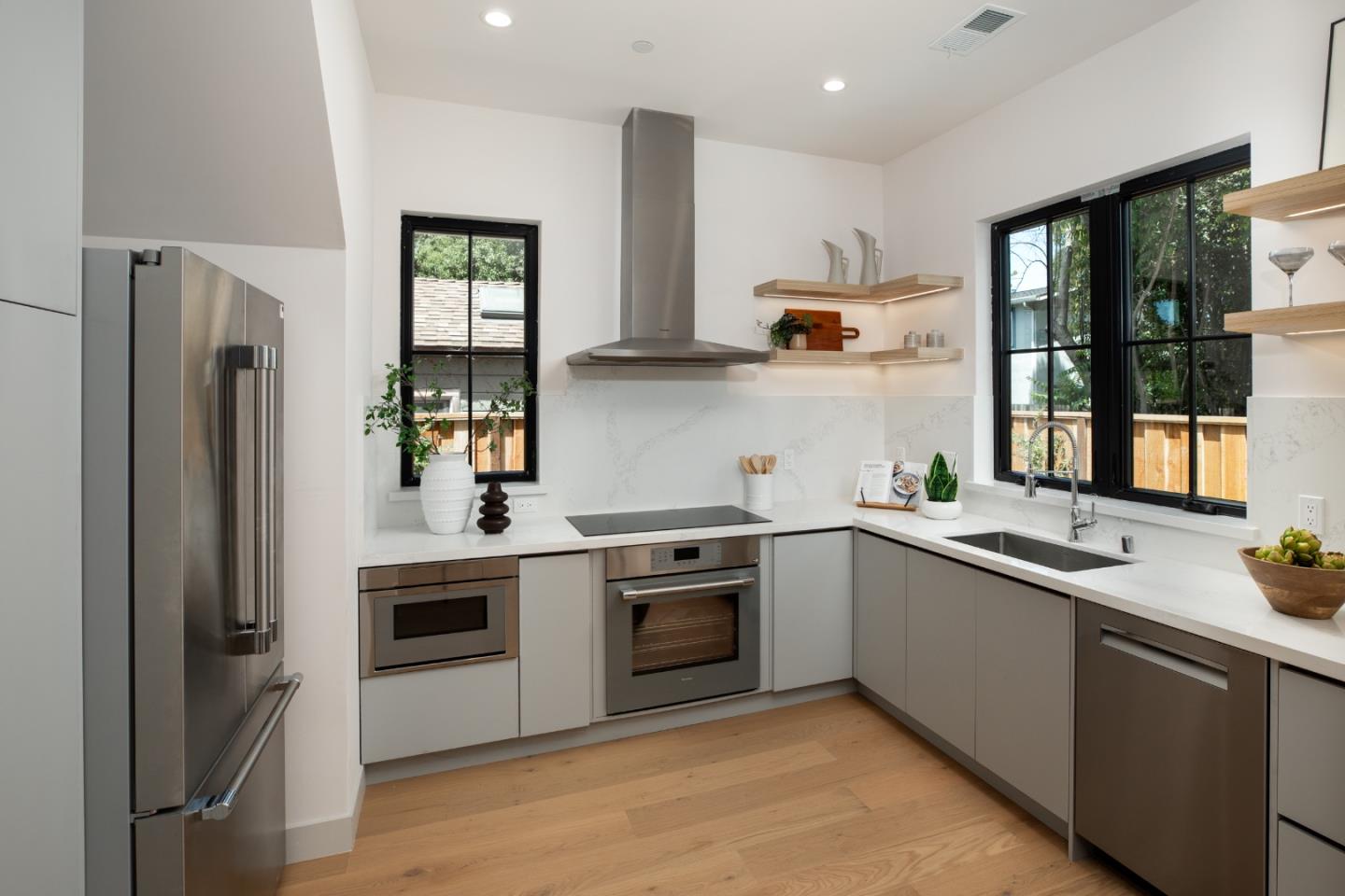 Detail Gallery Image 7 of 27 For 811 Bay Rd, Menlo Park,  CA 94025 - 4 Beds | 3 Baths