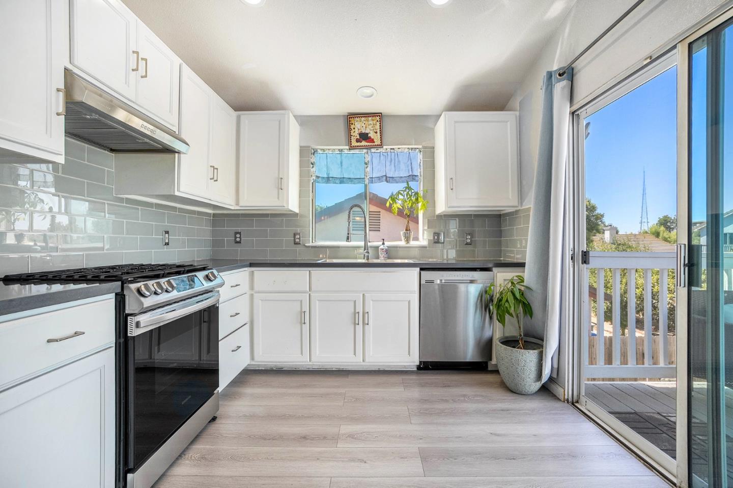 Detail Gallery Image 13 of 31 For 4705 Cayman Ct, Stockton,  CA 95210 - 4 Beds | 2/1 Baths