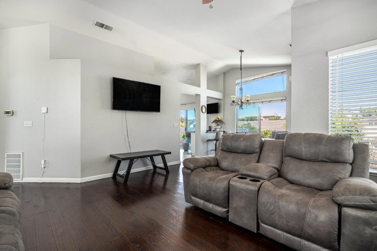 Detail Gallery Image 6 of 31 For 4705 Cayman Ct, Stockton,  CA 95210 - 4 Beds | 2/1 Baths