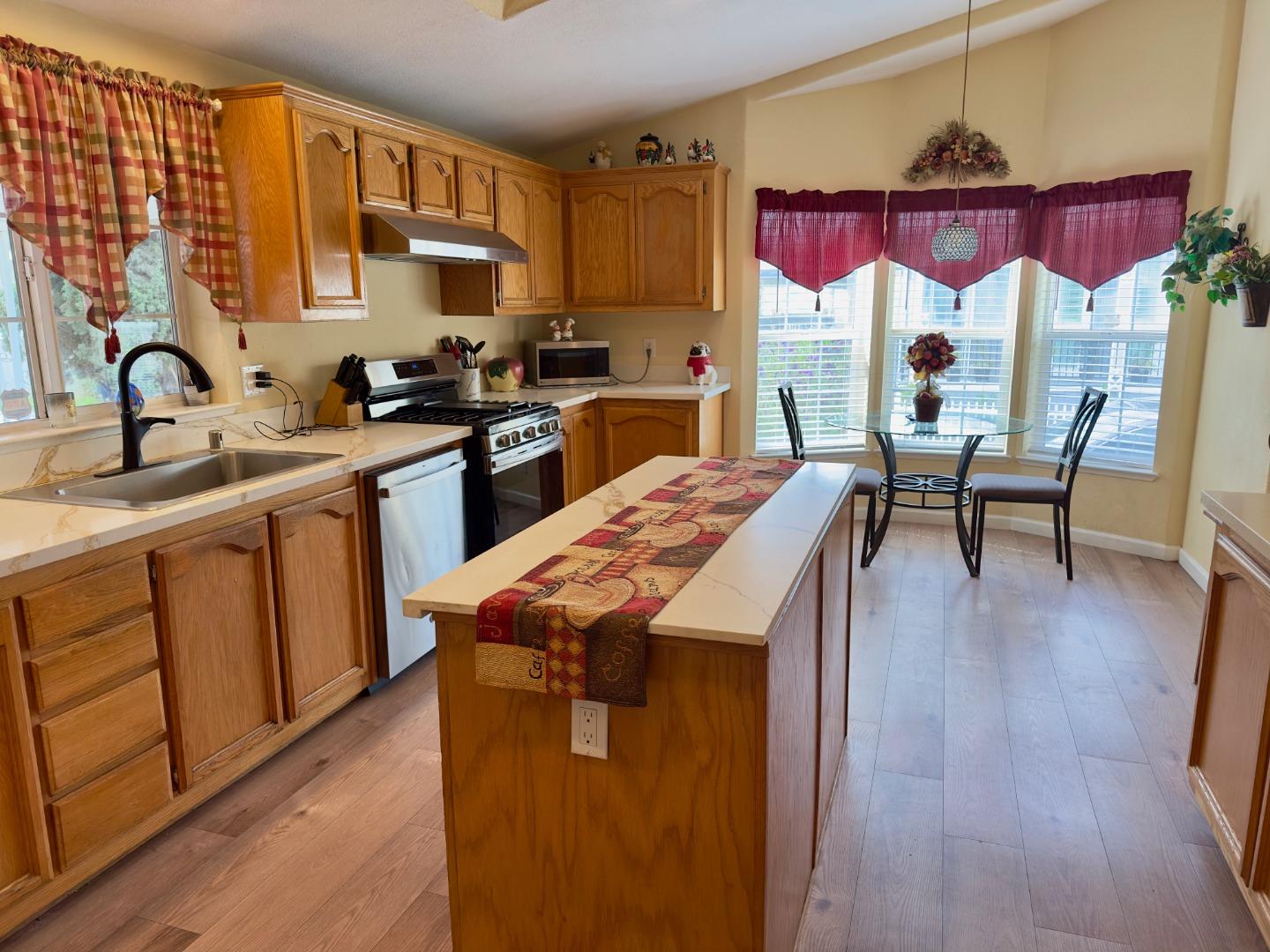 Detail Gallery Image 5 of 26 For 200 Ford Rd #180,  San Jose,  CA 95138 - 4 Beds | 2 Baths