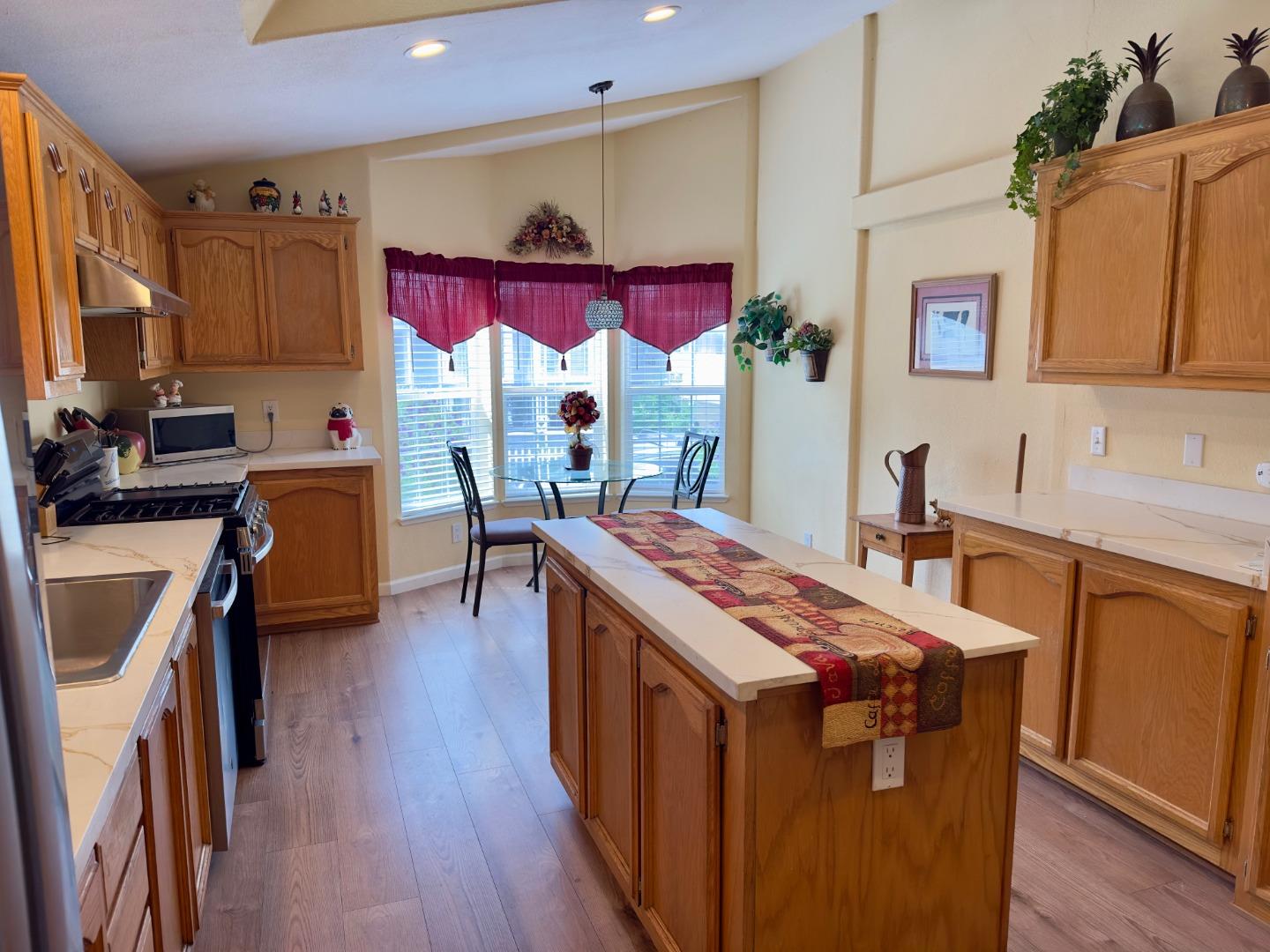 Detail Gallery Image 6 of 26 For 200 Ford Rd #180,  San Jose,  CA 95138 - 4 Beds | 2 Baths