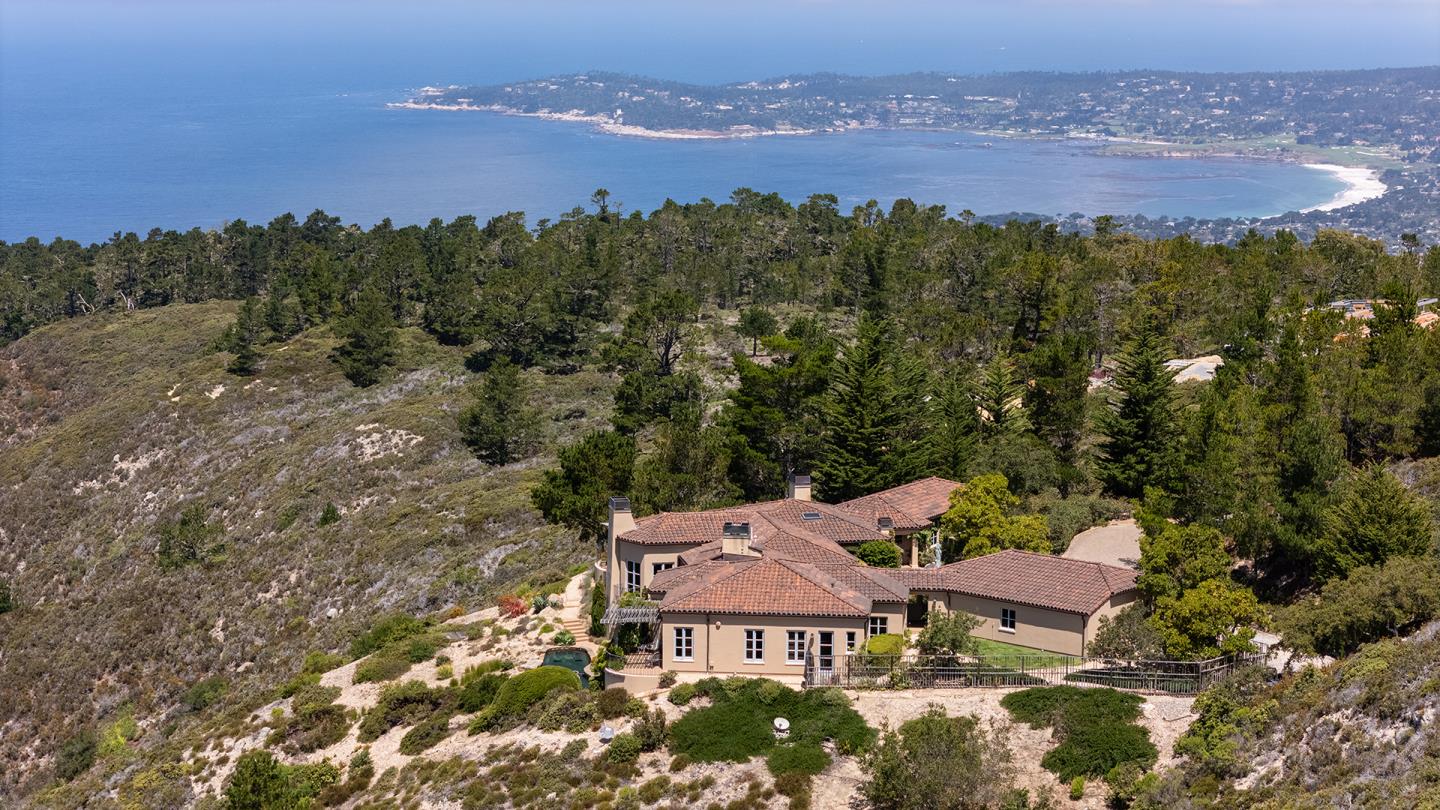 Detail Gallery Image 2 of 48 For 3200 Red Wolf Dr, Carmel,  CA 93923 - 5 Beds | 6/2 Baths