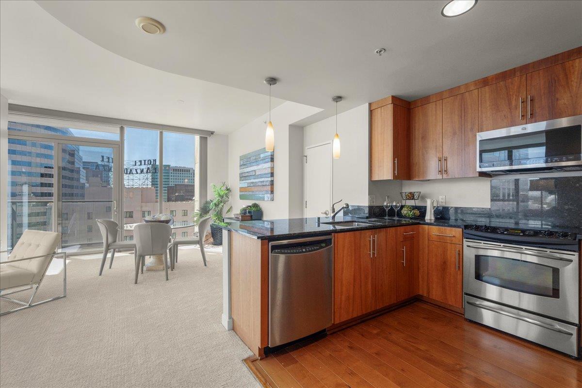 Detail Gallery Image 6 of 20 For 38 N Almaden Blvd #1220,  San Jose,  CA 95110 - 2 Beds | 2 Baths