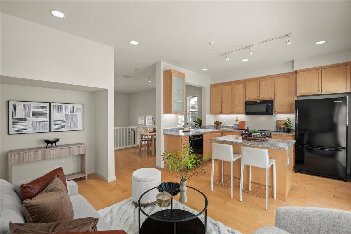 Detail Gallery Image 10 of 36 For 171 Stockwell Dr, Mountain View,  CA 94043 - 2 Beds | 2/1 Baths