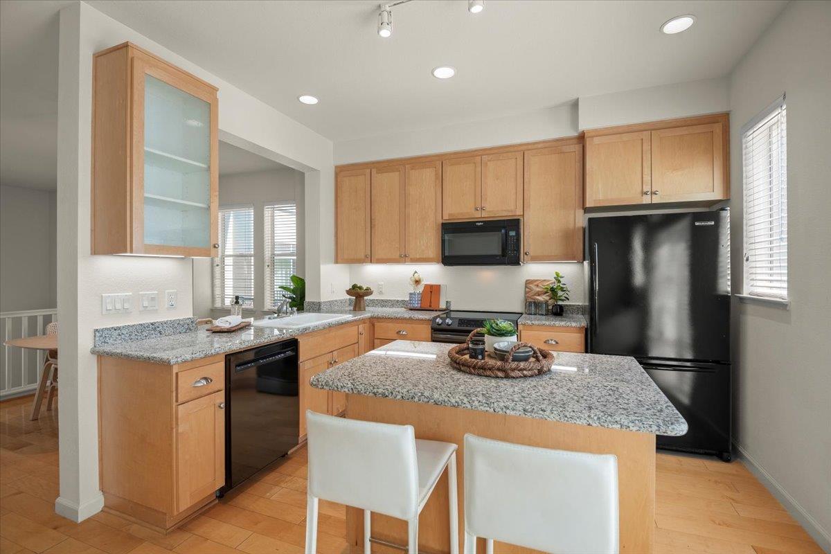 Detail Gallery Image 11 of 36 For 171 Stockwell Dr, Mountain View,  CA 94043 - 2 Beds | 2/1 Baths