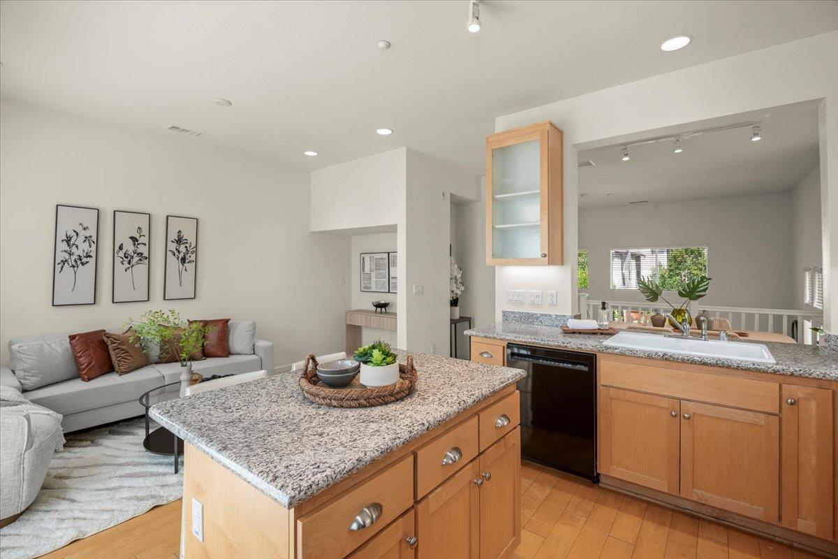 Detail Gallery Image 12 of 36 For 171 Stockwell Dr, Mountain View,  CA 94043 - 2 Beds | 2/1 Baths