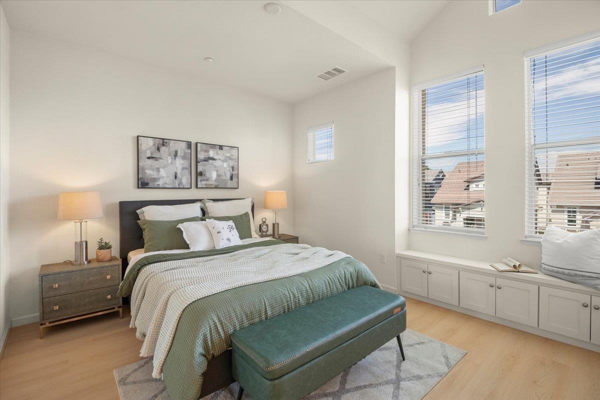 Detail Gallery Image 14 of 36 For 171 Stockwell Dr, Mountain View,  CA 94043 - 2 Beds | 2/1 Baths