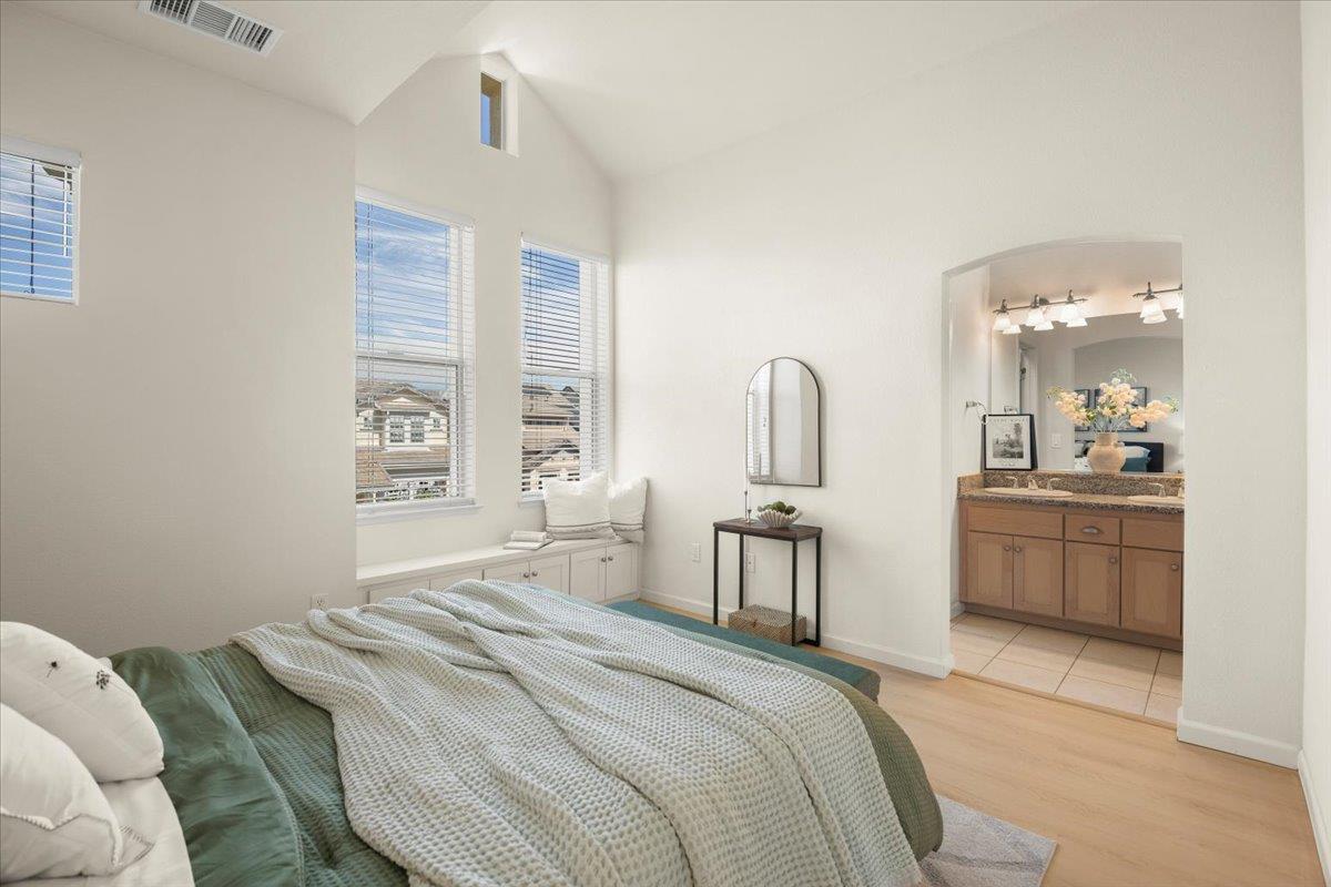 Detail Gallery Image 15 of 36 For 171 Stockwell Dr, Mountain View,  CA 94043 - 2 Beds | 2/1 Baths