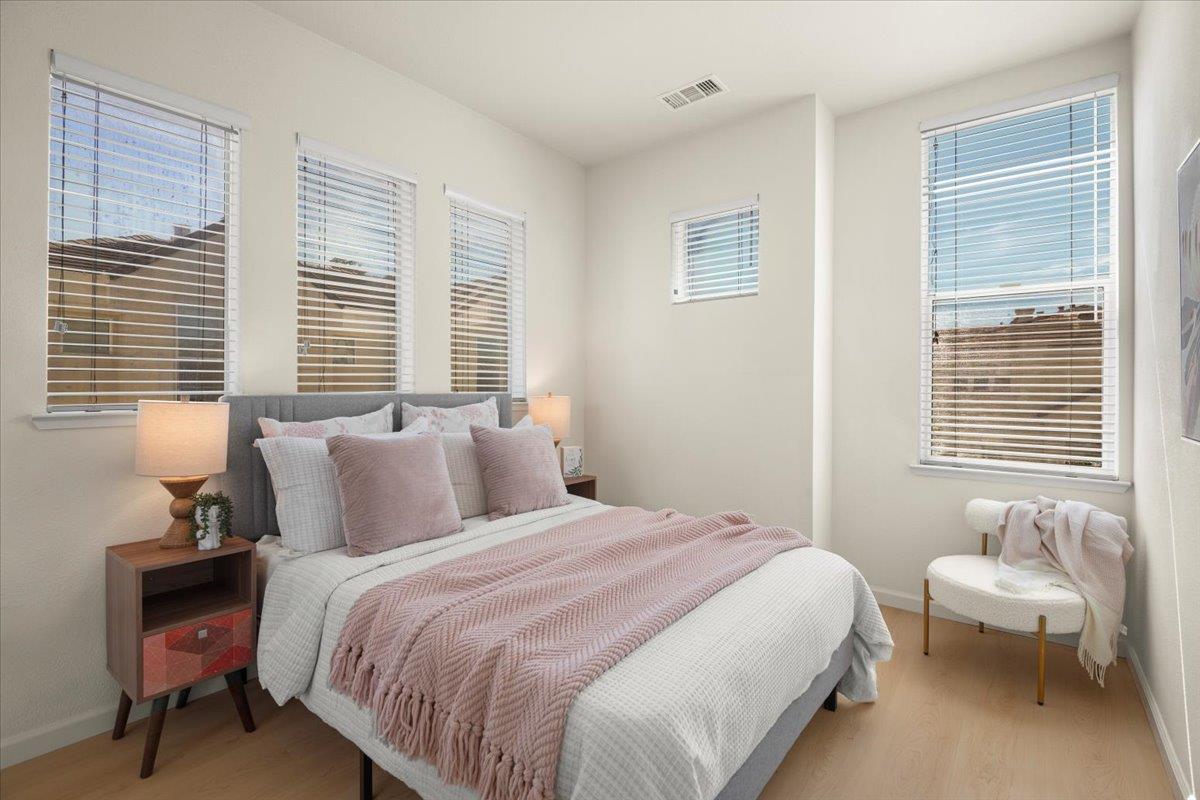 Detail Gallery Image 18 of 36 For 171 Stockwell Dr, Mountain View,  CA 94043 - 2 Beds | 2/1 Baths