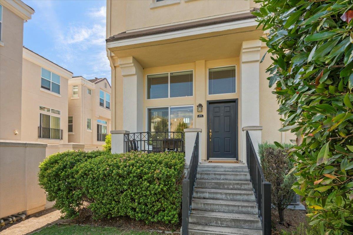 Detail Gallery Image 2 of 36 For 171 Stockwell Dr, Mountain View,  CA 94043 - 2 Beds | 2/1 Baths