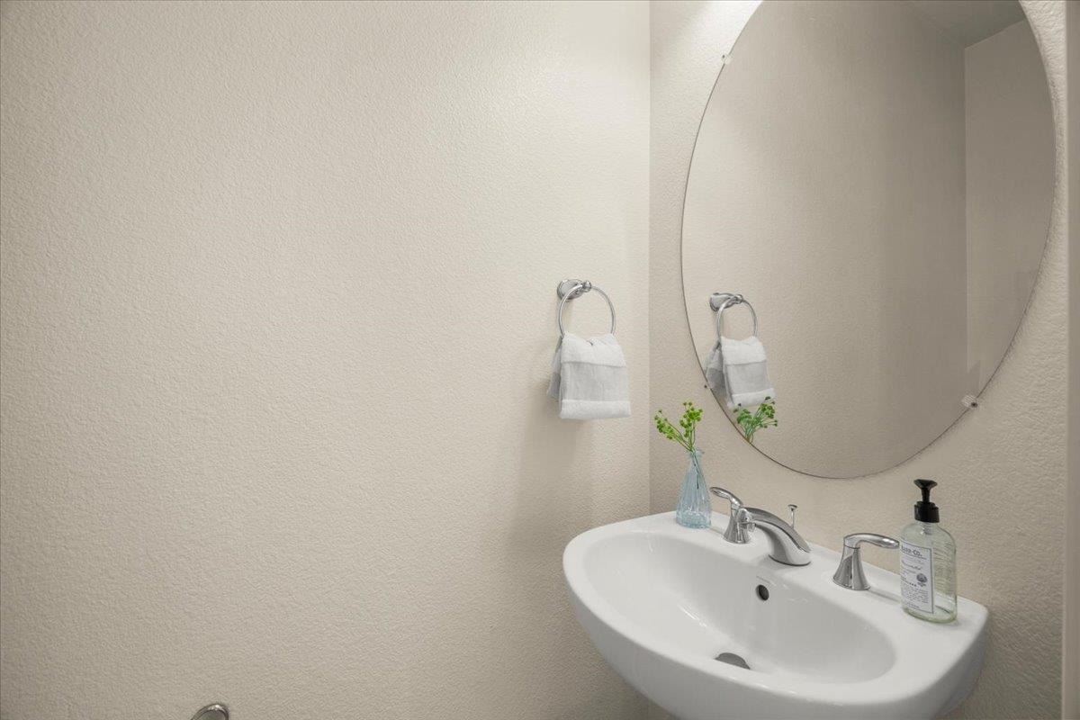 Detail Gallery Image 21 of 36 For 171 Stockwell Dr, Mountain View,  CA 94043 - 2 Beds | 2/1 Baths