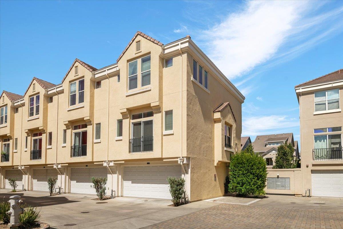 Detail Gallery Image 23 of 36 For 171 Stockwell Dr, Mountain View,  CA 94043 - 2 Beds | 2/1 Baths