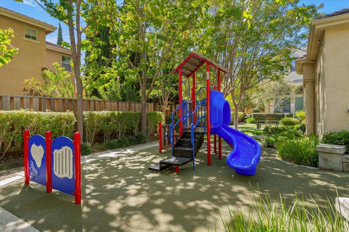 Detail Gallery Image 25 of 36 For 171 Stockwell Dr, Mountain View,  CA 94043 - 2 Beds | 2/1 Baths