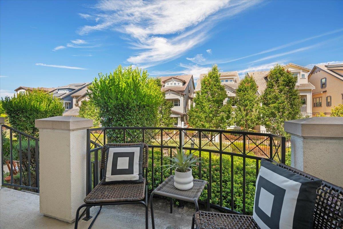 Detail Gallery Image 3 of 36 For 171 Stockwell Dr, Mountain View,  CA 94043 - 2 Beds | 2/1 Baths
