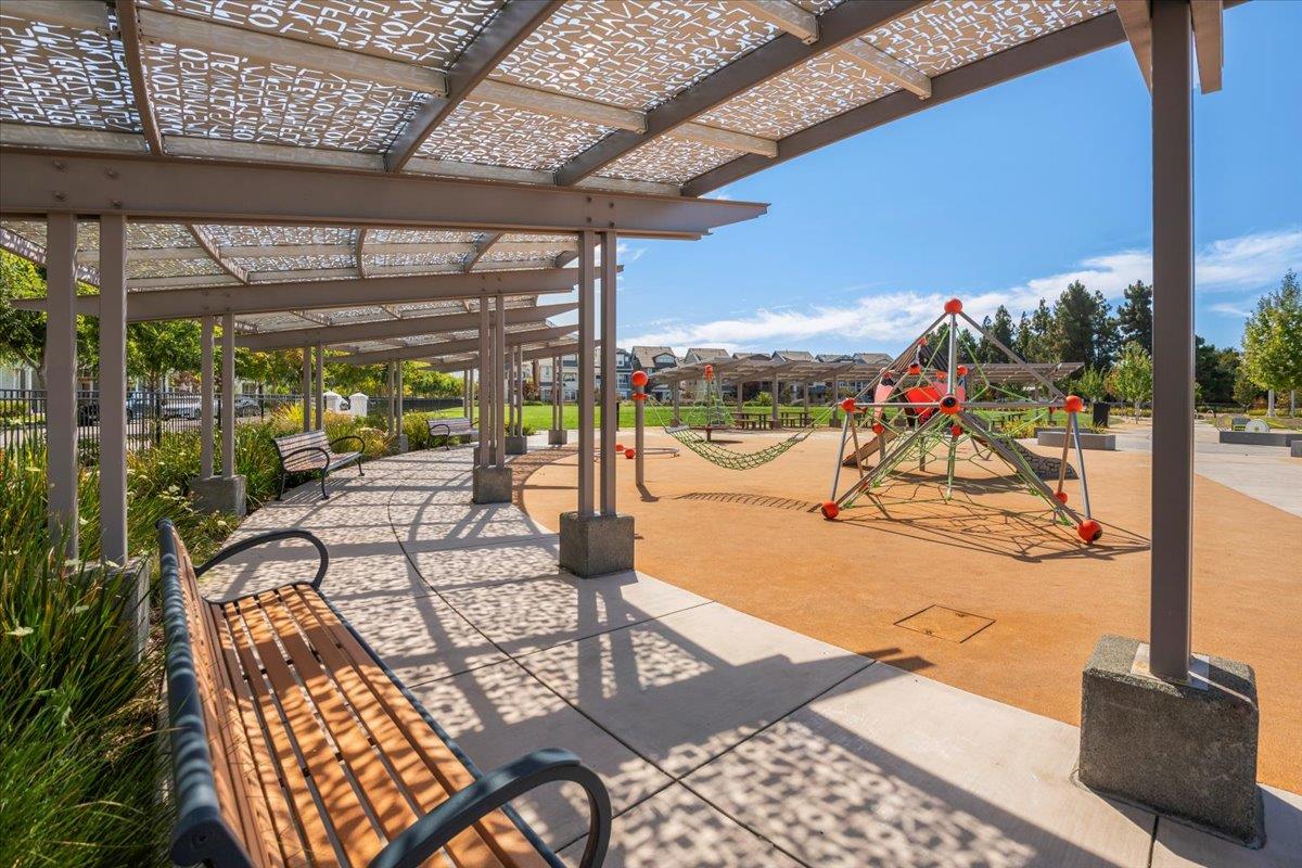 Detail Gallery Image 30 of 36 For 171 Stockwell Dr, Mountain View,  CA 94043 - 2 Beds | 2/1 Baths