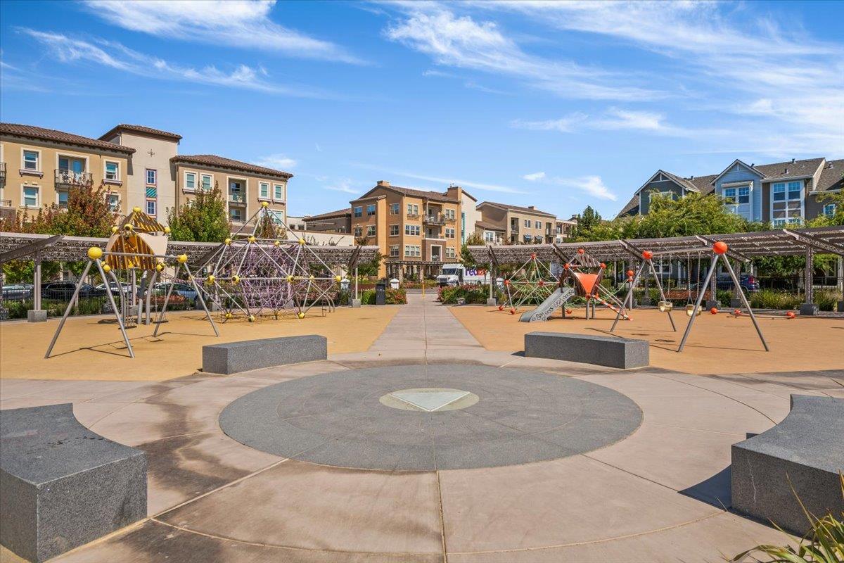Detail Gallery Image 31 of 36 For 171 Stockwell Dr, Mountain View,  CA 94043 - 2 Beds | 2/1 Baths