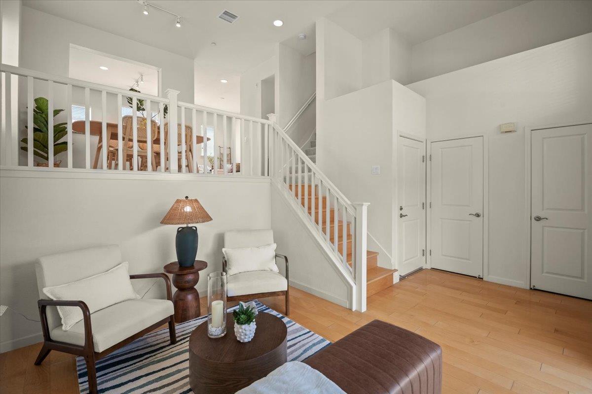 Detail Gallery Image 5 of 36 For 171 Stockwell Dr, Mountain View,  CA 94043 - 2 Beds | 2/1 Baths