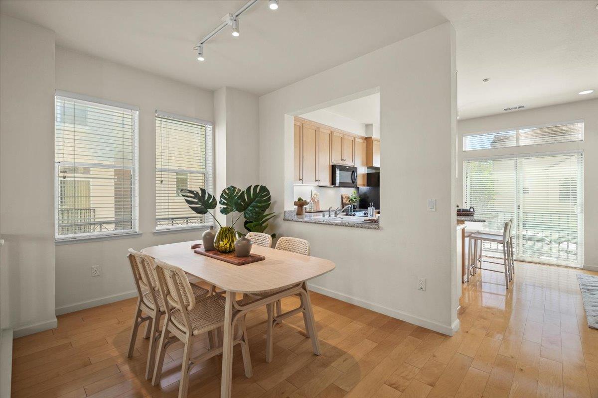 Detail Gallery Image 7 of 36 For 171 Stockwell Dr, Mountain View,  CA 94043 - 2 Beds | 2/1 Baths