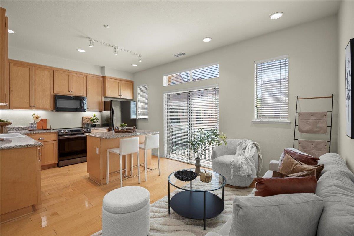 Detail Gallery Image 9 of 36 For 171 Stockwell Dr, Mountain View,  CA 94043 - 2 Beds | 2/1 Baths
