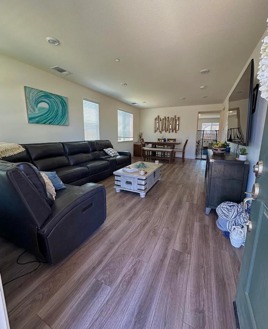 Detail Gallery Image 2 of 20 For 688 Sacramento Way, Hollister,  CA 95023 - 3 Beds | 2 Baths