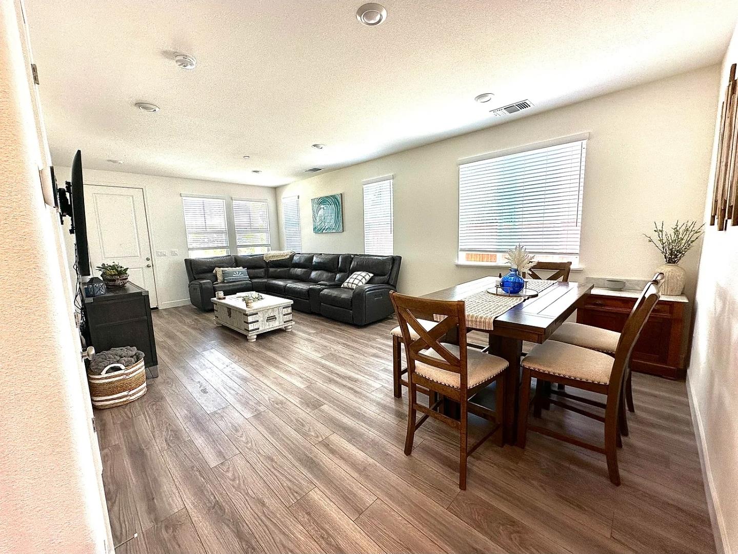 Detail Gallery Image 3 of 20 For 688 Sacramento Way, Hollister,  CA 95023 - 3 Beds | 2 Baths