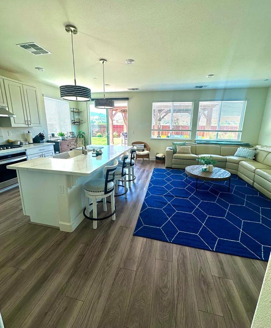 Detail Gallery Image 4 of 20 For 688 Sacramento Way, Hollister,  CA 95023 - 3 Beds | 2 Baths