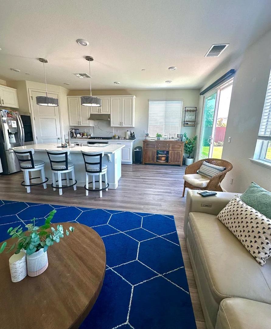 Detail Gallery Image 5 of 20 For 688 Sacramento Way, Hollister,  CA 95023 - 3 Beds | 2 Baths