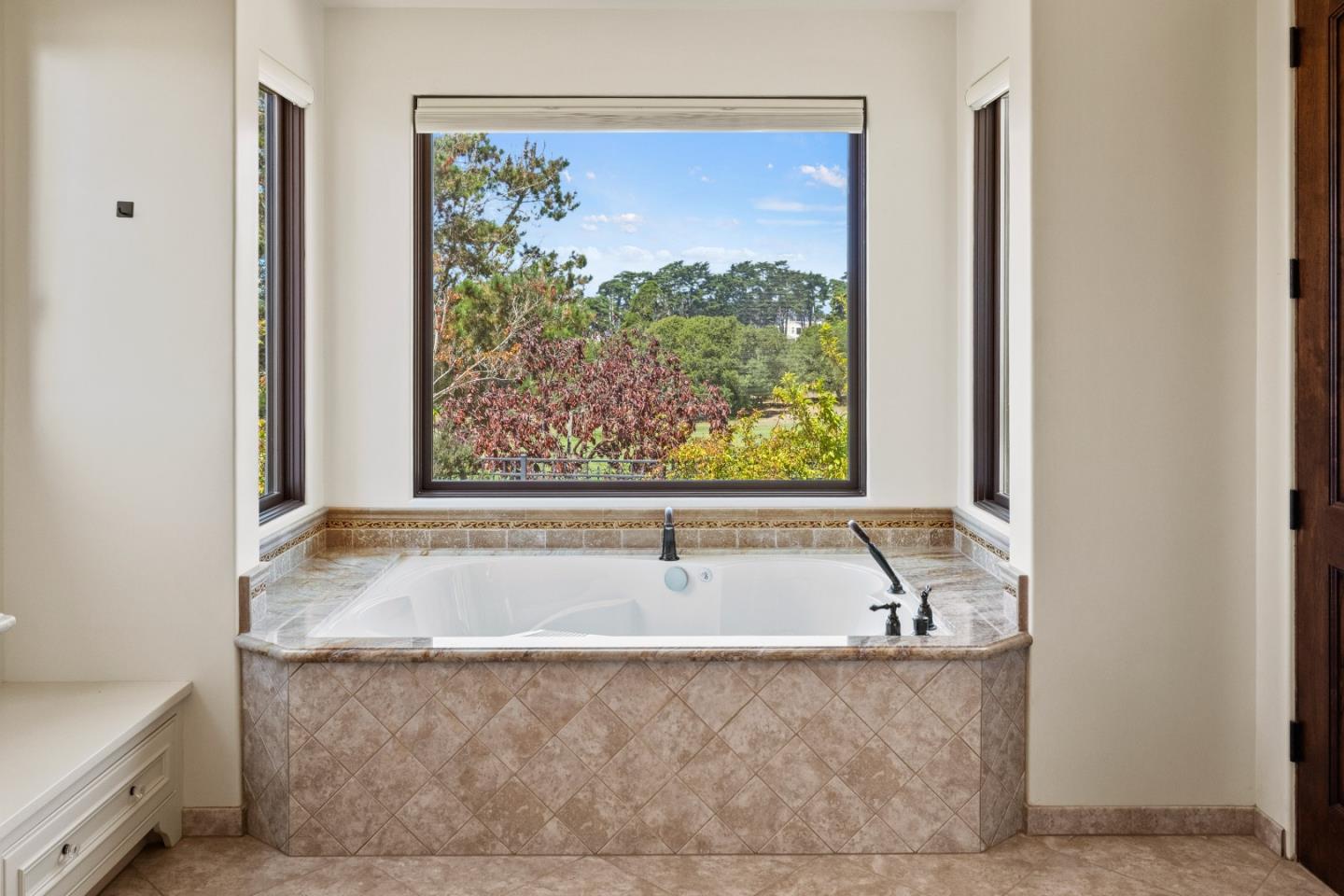 Detail Gallery Image 12 of 25 For 5 Fairway Ct, Seaside,  CA 93955 - 4 Beds | 3 Baths