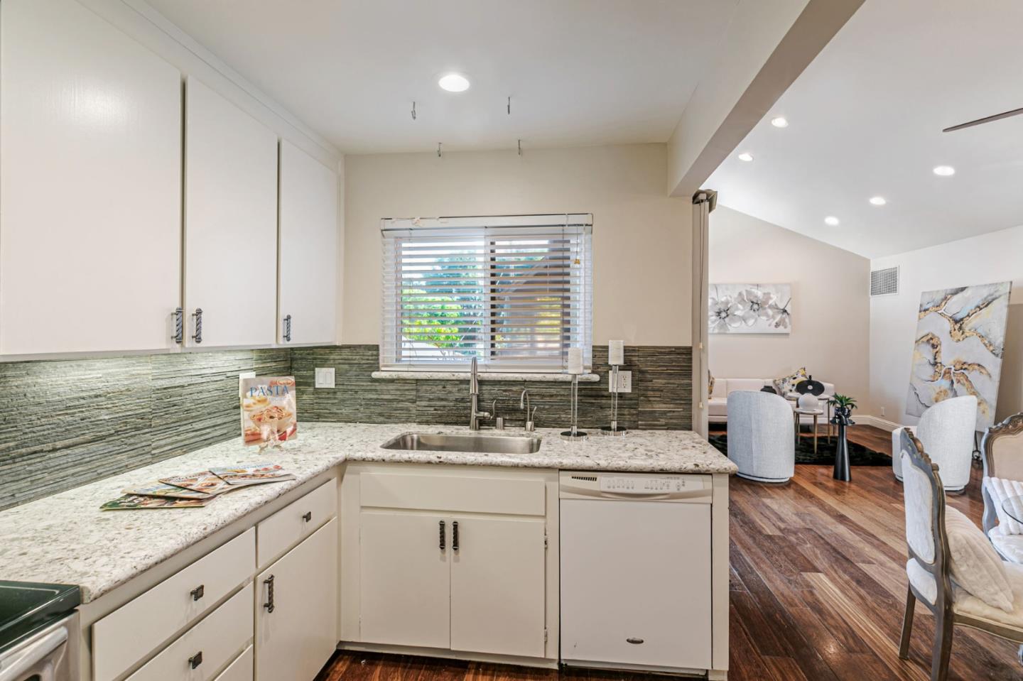 Detail Gallery Image 12 of 36 For 2128 Canoas Garden #D,  San Jose,  CA 95125 - 2 Beds | 1/1 Baths
