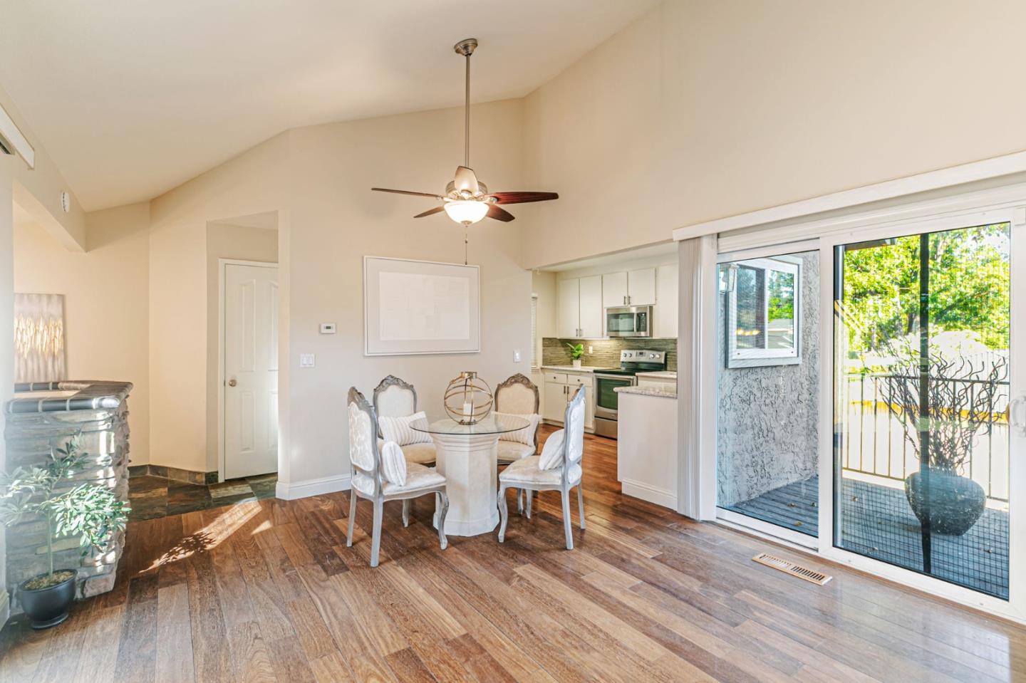 Detail Gallery Image 8 of 36 For 2128 Canoas Garden #D,  San Jose,  CA 95125 - 2 Beds | 1/1 Baths