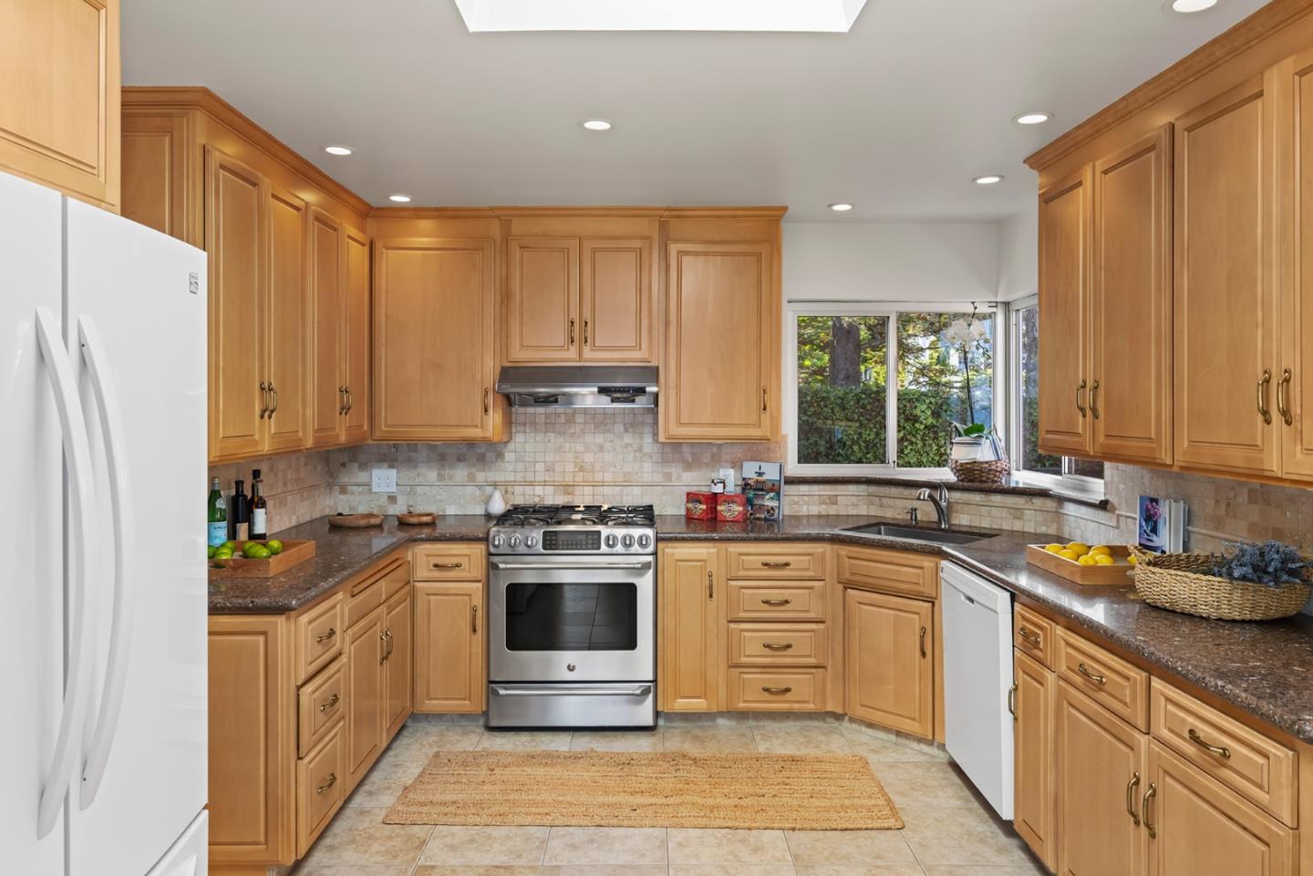 Detail Gallery Image 12 of 46 For 847 Ocean View Blvd, Pacific Grove,  CA 93950 - 3 Beds | 3 Baths