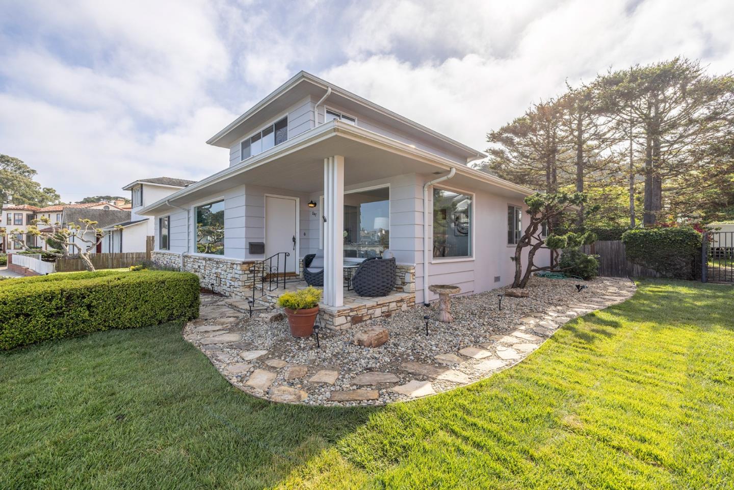 Detail Gallery Image 4 of 46 For 847 Ocean View Blvd, Pacific Grove,  CA 93950 - 3 Beds | 3 Baths