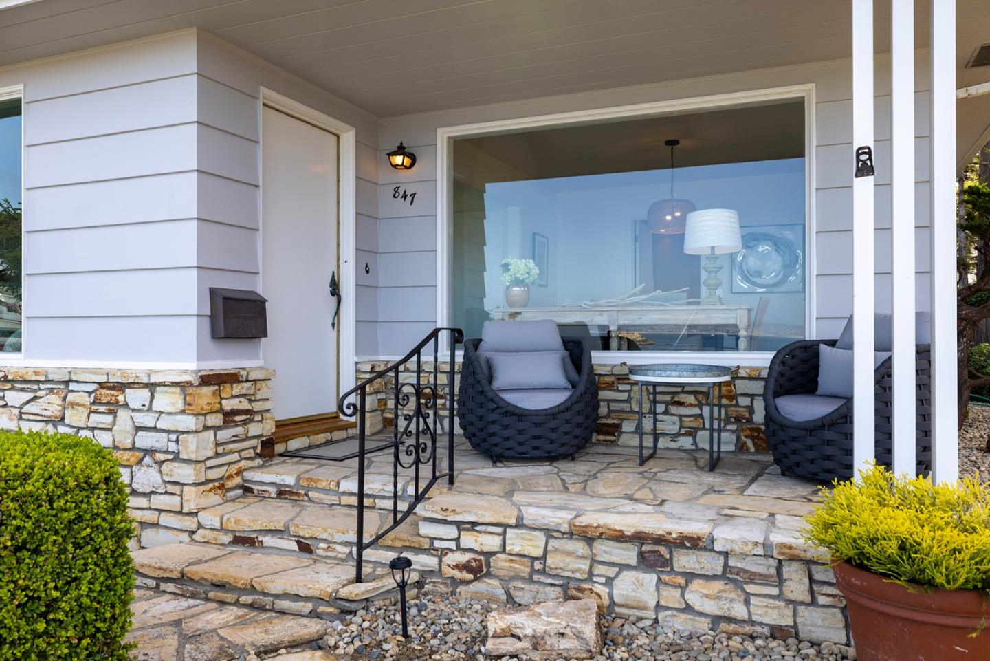 Detail Gallery Image 5 of 46 For 847 Ocean View Blvd, Pacific Grove,  CA 93950 - 3 Beds | 3 Baths