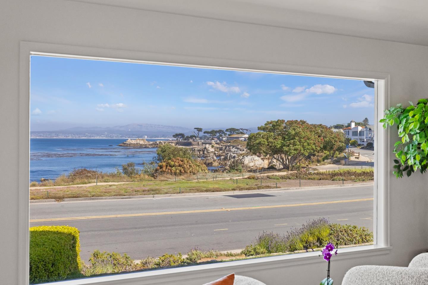 Detail Gallery Image 8 of 46 For 847 Ocean View Blvd, Pacific Grove,  CA 93950 - 3 Beds | 3 Baths