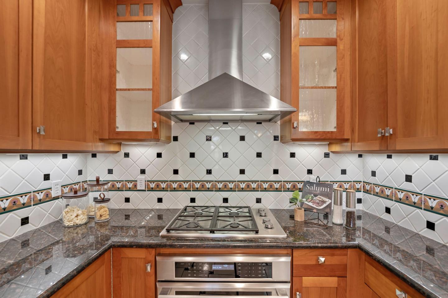 Detail Gallery Image 8 of 37 For 35 Hawthorne Way, San Jose,  CA 95110 - 3 Beds | 2 Baths