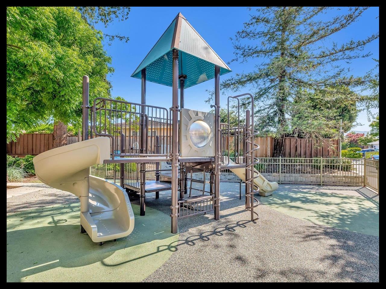Detail Gallery Image 4 of 14 For 670 Grandview Ter, San Jose,  CA 95133 - 3 Beds | 2/1 Baths