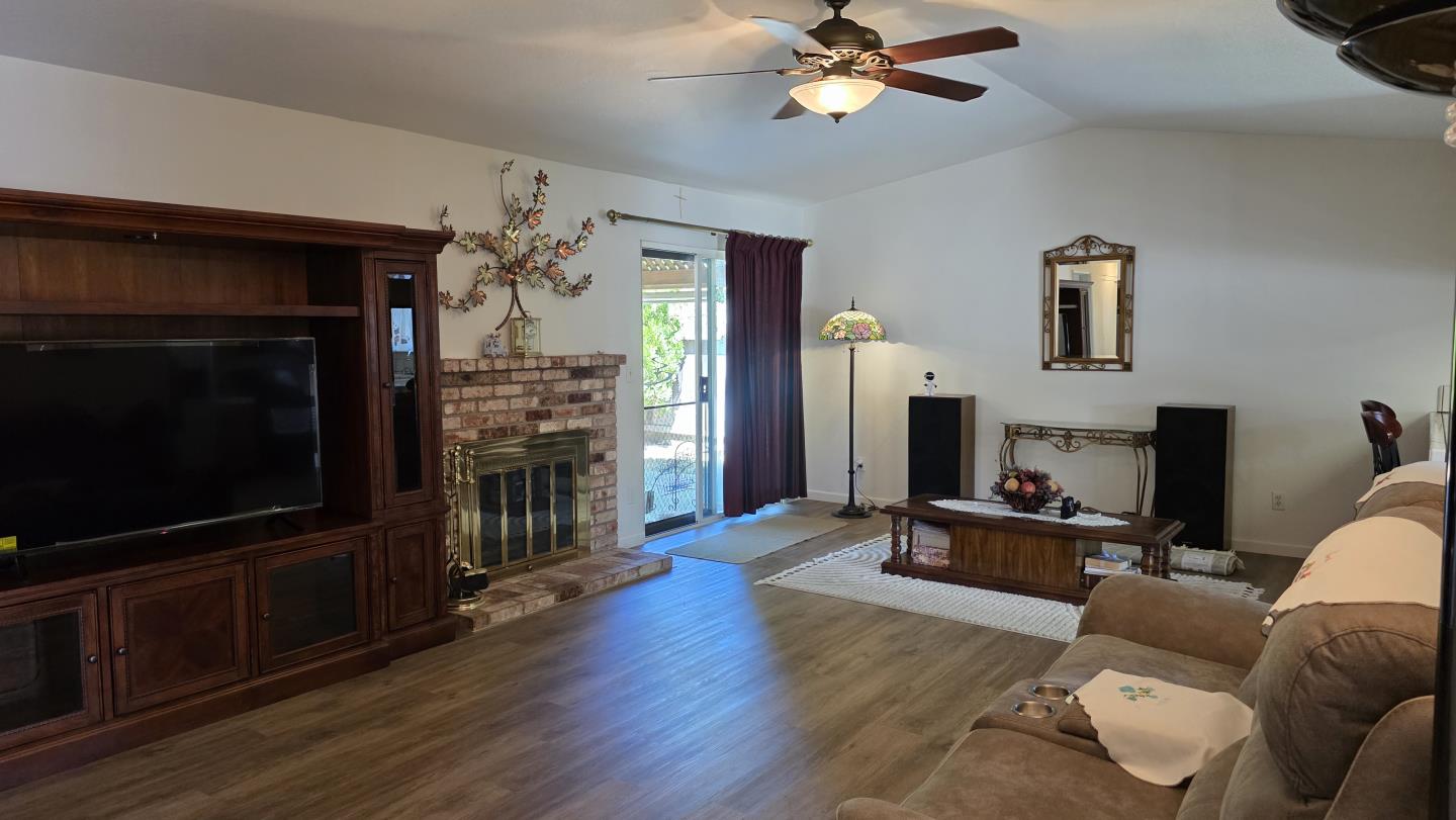 Detail Gallery Image 3 of 23 For 1046 Santa Barbara St, Los Banos,  CA 93635 - 3 Beds | 2 Baths